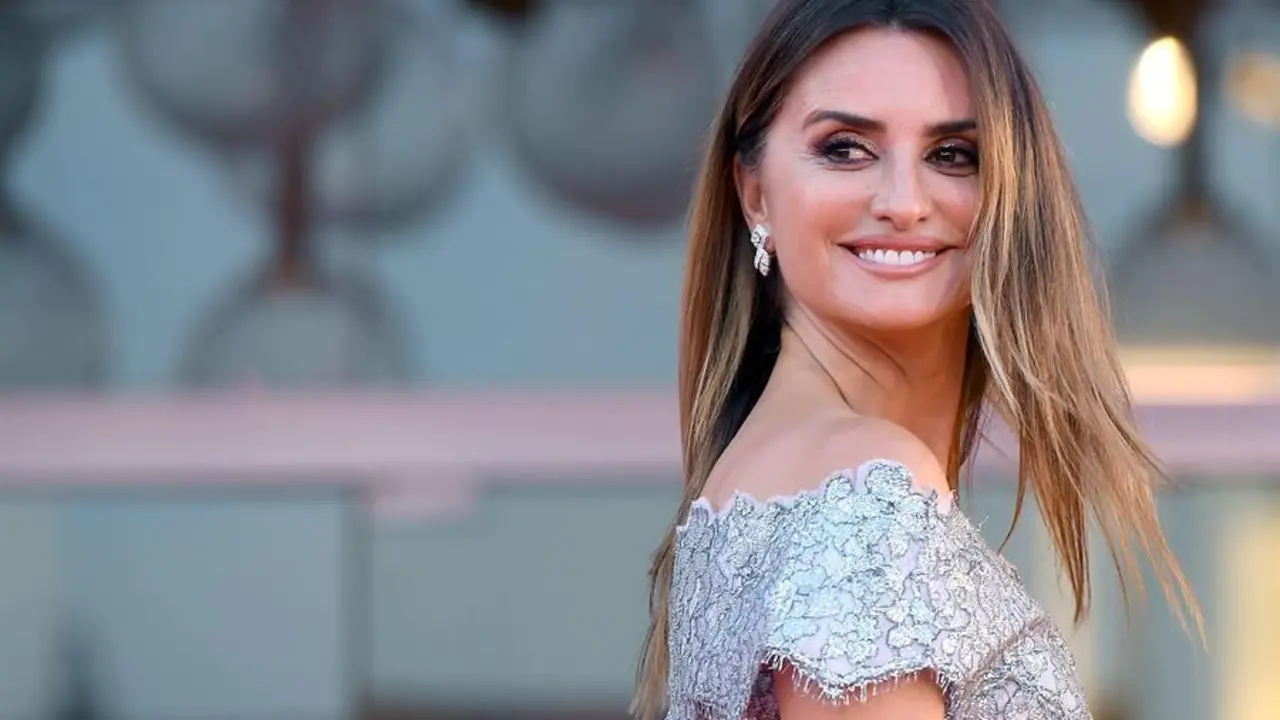 a actriz espa&ntilde;ola Pen&eacute;lope Cruz a su llegada a la ceremonia de entrega de premios de la 78 edici&oacute;n del Festival internacional de Venecia, en Venecia. EFE/ETTORE FERRARI