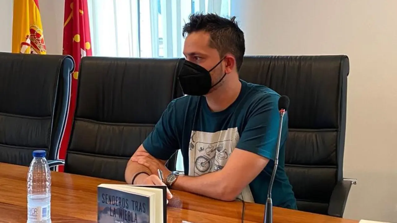 El almeriense Jos&eacute; Piqueras gana el premio de novela negra BMB 2021 con 'Senderos tras la niebla' y recibe el galard&oacute;n en el festival cultural de Boss&ograve;st (Lleida). En Lleida, a 12 de septiembre de 2021.