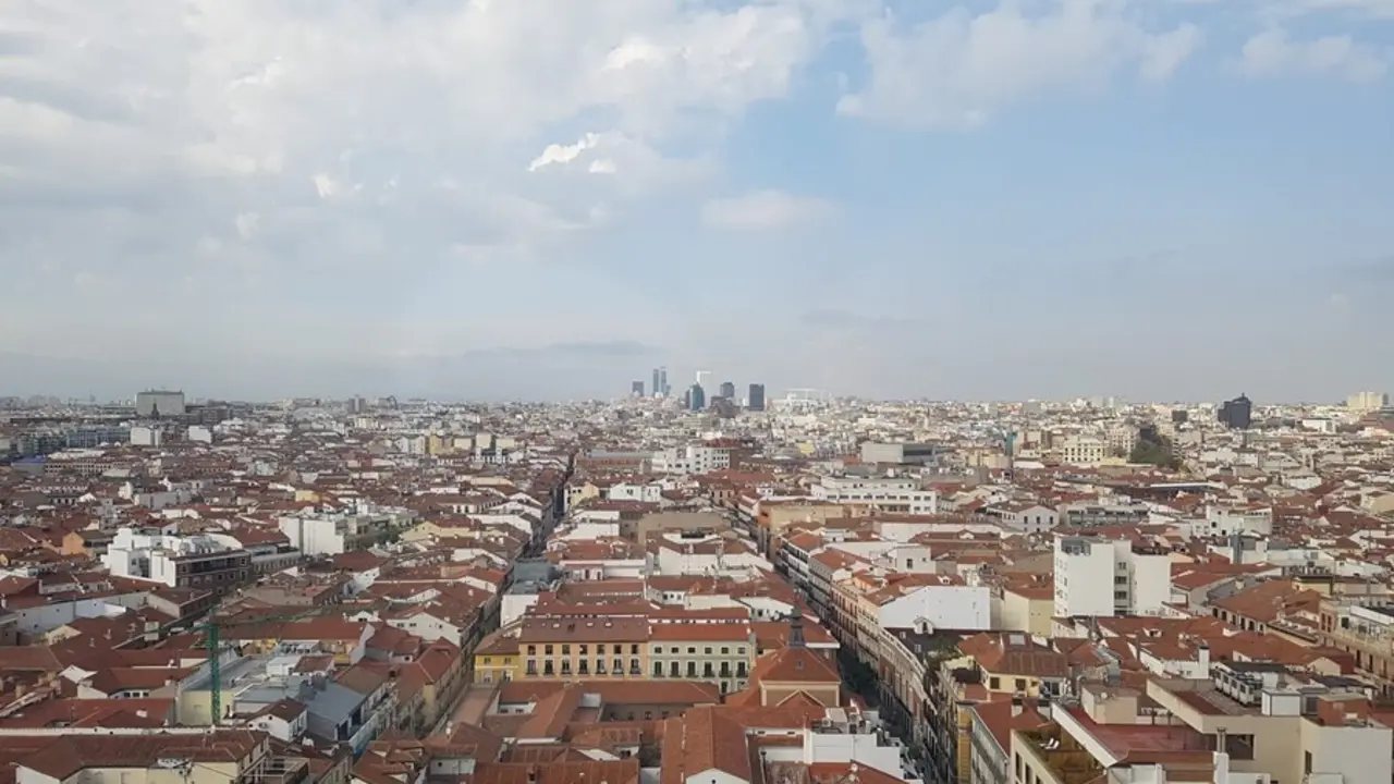Archivo - Vista panor&aacute;mica desde la Gran V&iacute;a de Madrid.