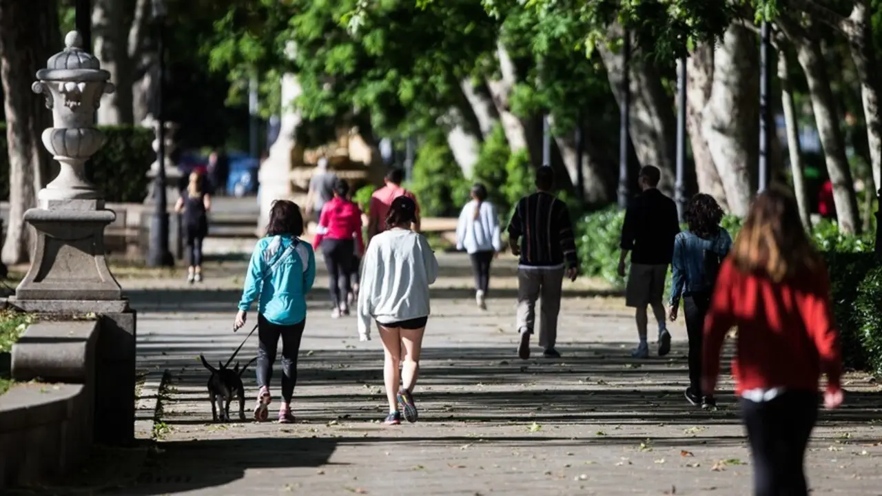Archivo - Transe&uacute;ntes caminando por la calle del Prado de la capital. En Madrid, (Espa&ntilde;a), a 9 de mayo de 2020.