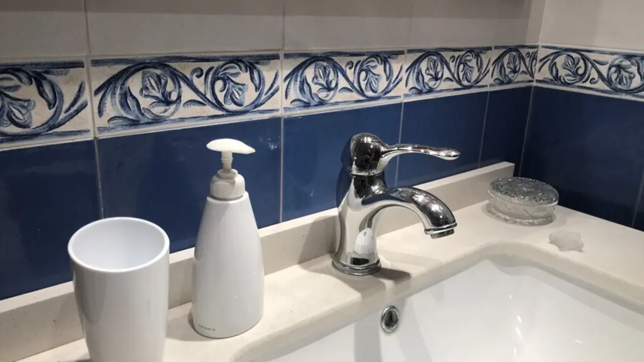 Archivo - Grifo de lavabo, agua, higiene, dispensador de jab&oacute;n