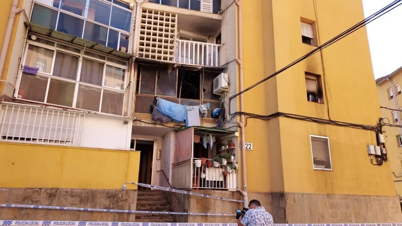 Estado del edificio afectado por el incendio este domingo por la ma&ntilde;ana.