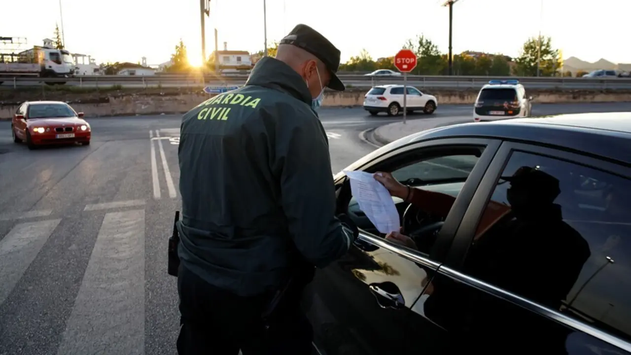 Archivo - La Guardia Civil y la Polic&iacute;a local de Pulianas,  realizan juntos controles de tr&aacute;fico en los l&iacute;mites de la ciudad de Granada y la localidad de Pulianas a 26 de octubre 2020