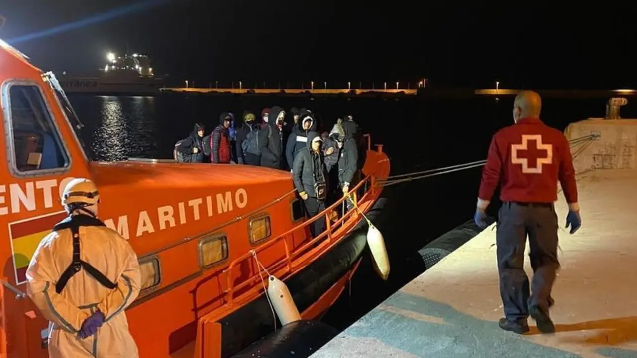 Archivo - Imagen de archivo de un operativo por la llegada de pateras a las costas de Alicante