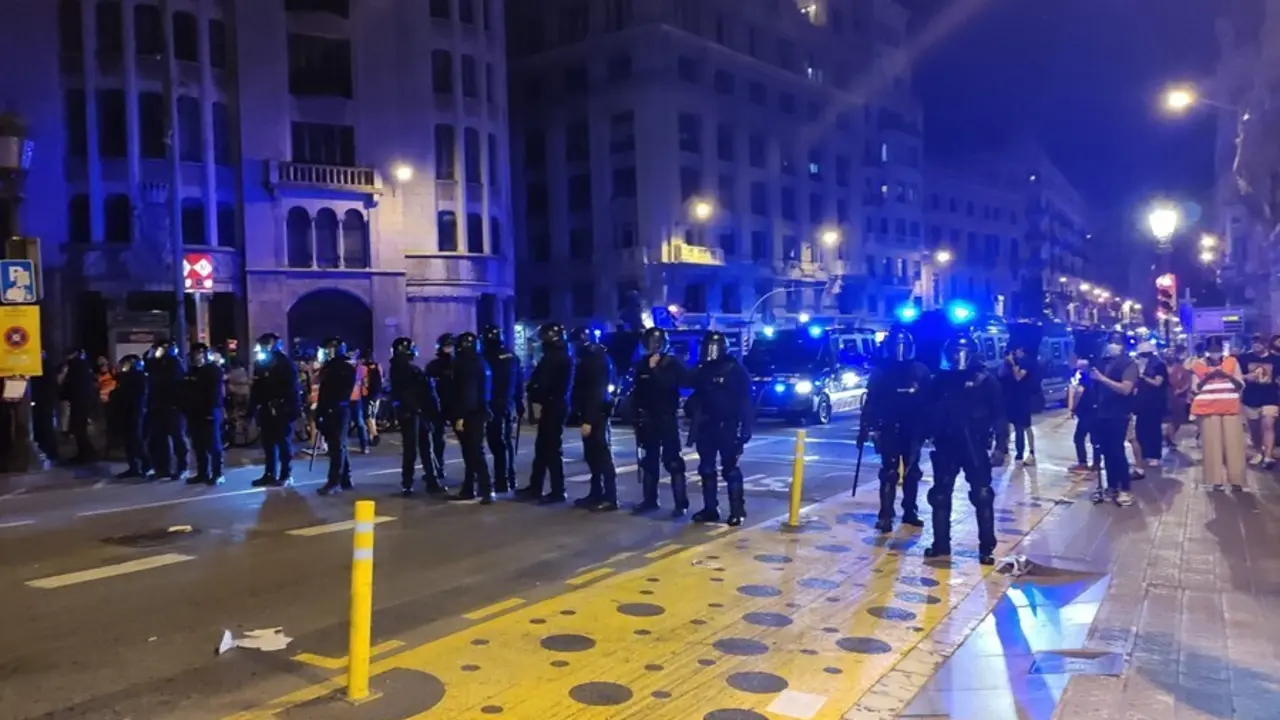 Los Mossos dispersan a los concentrados ante la Jefatura de Polic&iacute;a en Barceona, que les increpan y lanzan objetos durante la Diada