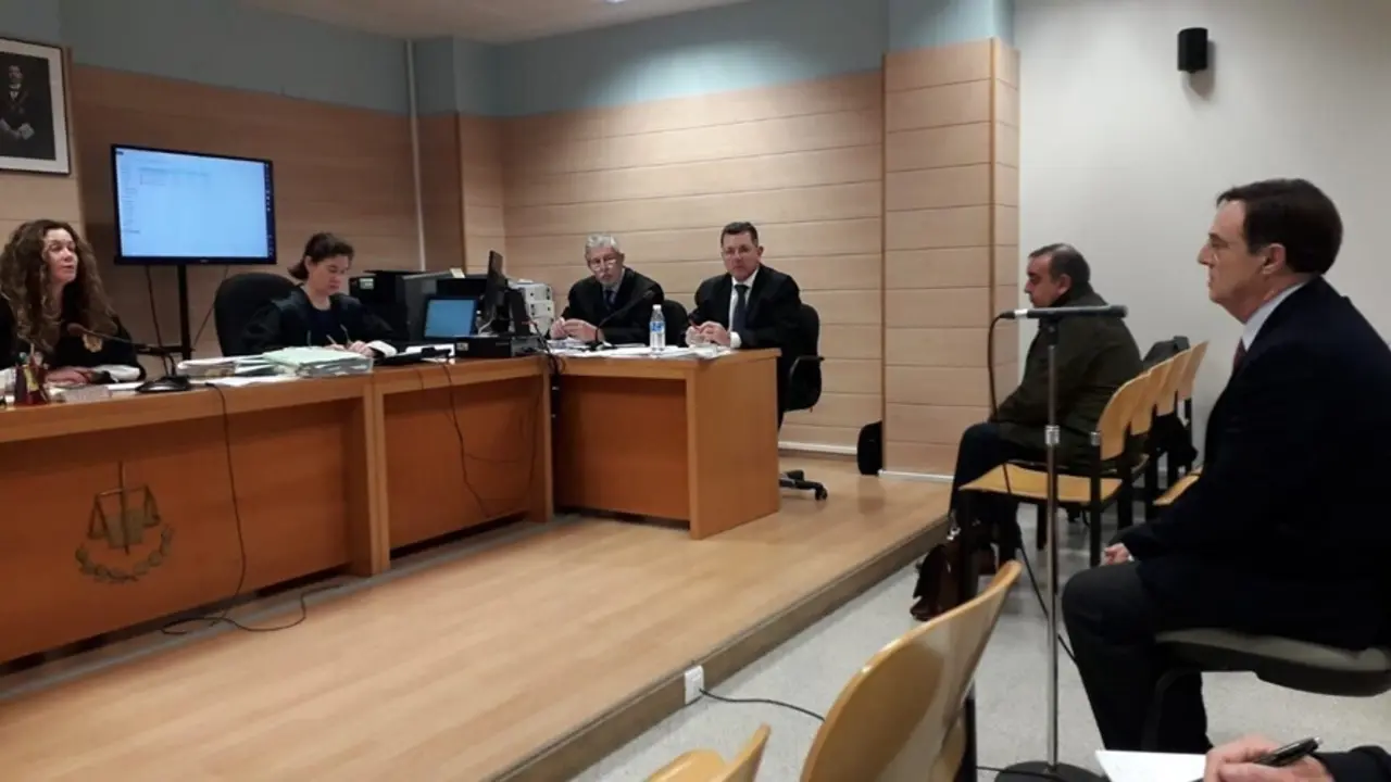 Archivo - Diego Higuera declara en el juicio del caso Conurca, en el que Pablo S&aacute;mano (a su derecha) se ha acogido a su derecho a no declarar
