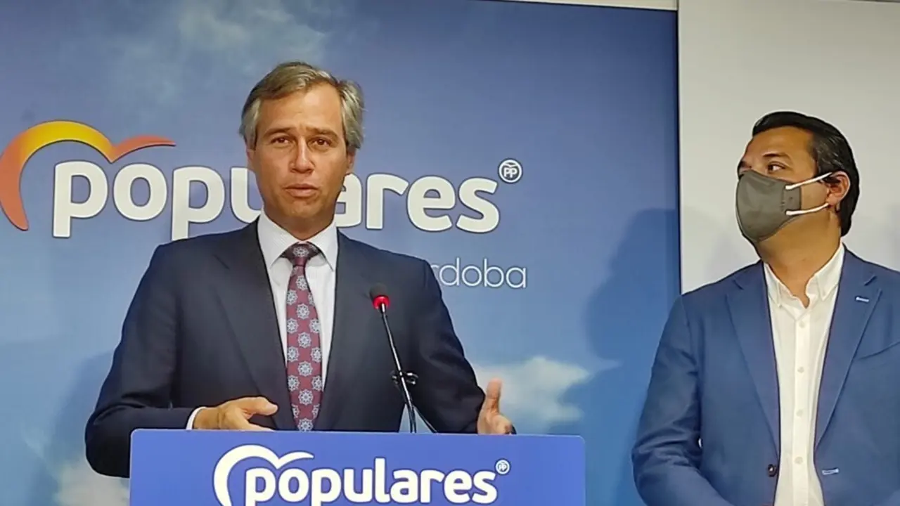 Gonz&aacute;lez Terol interviene, observado por Bellido, en la sede del PP de C&oacute;rdoba.