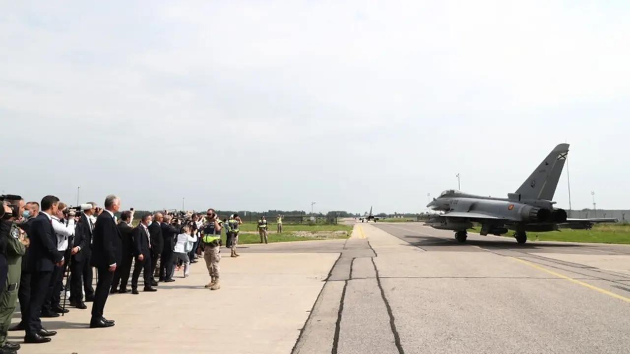 Archivo - Un caza militar se dispone a despegar en la base de Siauliai durante la visita de S&aacute;nchez a las tropas espa&ntilde;olas en misi&oacute;n de la OTAN