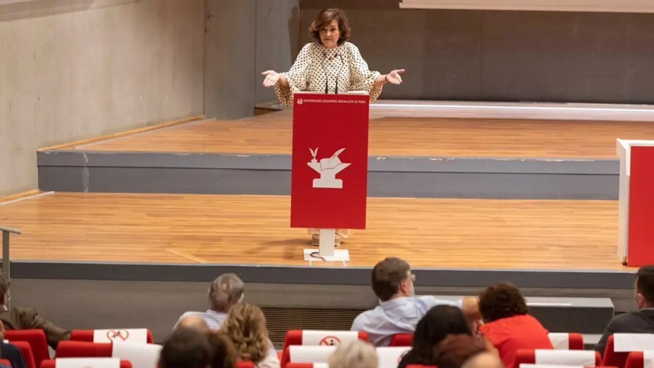 La exvicepresidenta del Gobierno y secretaria de Igualdad del PSOE, Carmen Calvo, durante la celebraci&oacute;n del 40 Aniversario de la constituci&oacute;n de Izquierda Socialista del PSOE, en la sede de UGT, a 12 de septiembre de 2021.