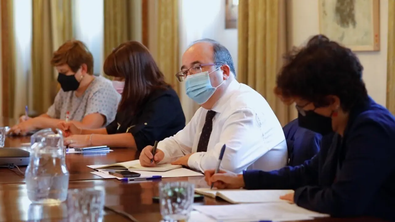 El ministro de Cultura y Deporte, Miquel Iceta (2d); la directora general del Libro y Fomento de la Lectura, Mar&iacute;a Jos&eacute; G&aacute;lvez (3d), y la presidenta de las Asociaciones de Ilustradores Profesionales (FADIP), Nuria Tamarit (4d), durante una reuni&oacute;n, en la 