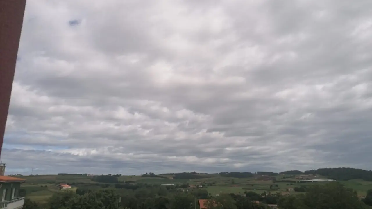 Archivo - D&iacute;a de verano nublado en Goz&oacute;n, Asturias.