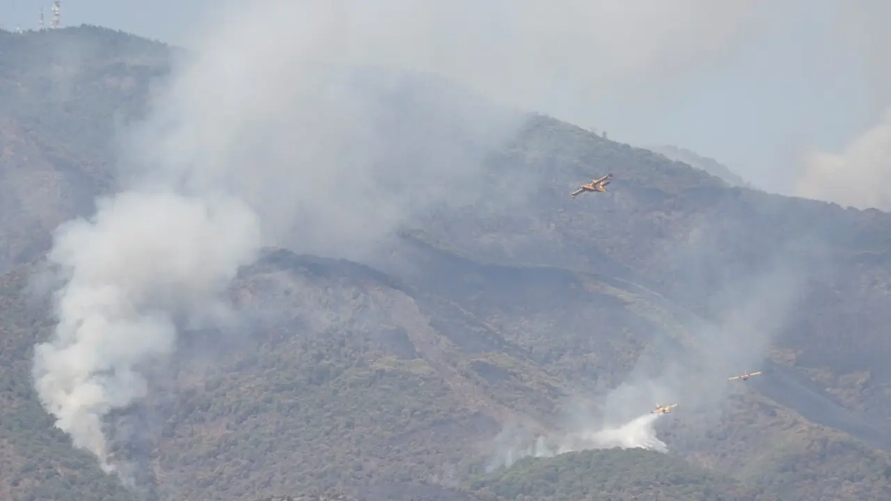 Los medios a&eacute;reos y terrestres luchando contra el incendio en Sierra Bermeja, que se declar&oacute; este pasado mi&eacute;rcoles y sigue activo. 