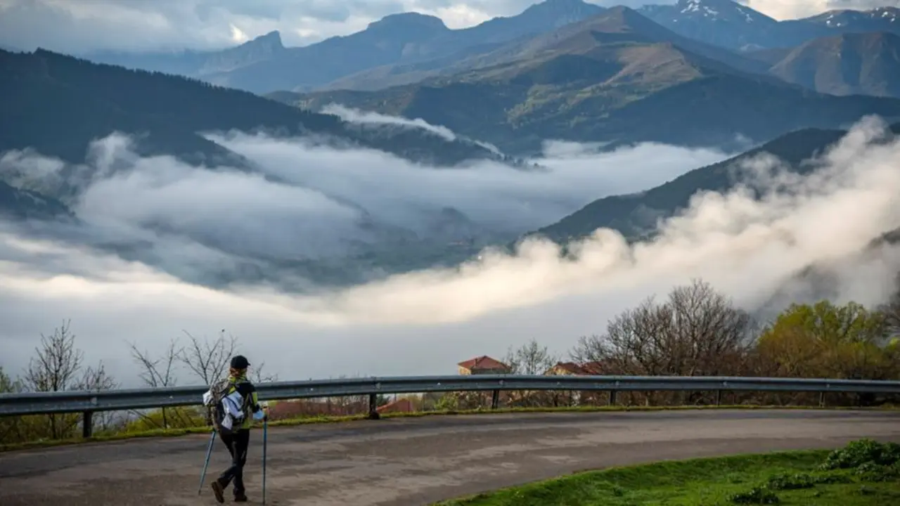 El Camino de Santiago se suele recorrer a pie o incluso en bicicleta, pero m&aacute;s raro es lo que se han propuesto tres hombres, de entre 50 y 62 a&ntilde;os, que van a hacer m&aacute;s de mil kil&oacute;metros de peregrinaje en sus vespinos. Este singular tr&iacute;o partir&aacute; de Santander el 20 de septiembre para, siete d&iacute;as despu&eacute;s, volver al punto de partida. EFE/ Rom&aacute;n G. Aguilera