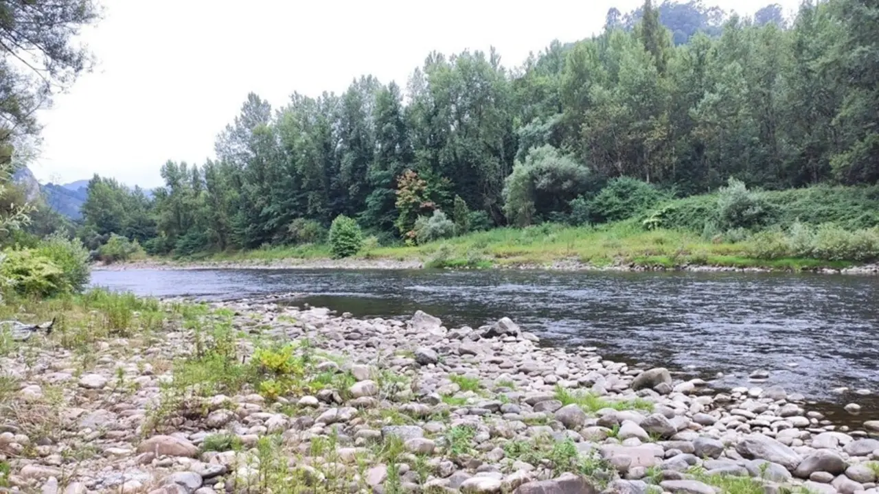 Archivo - R&iacute;o Nal&oacute;n, a su paso por Caces