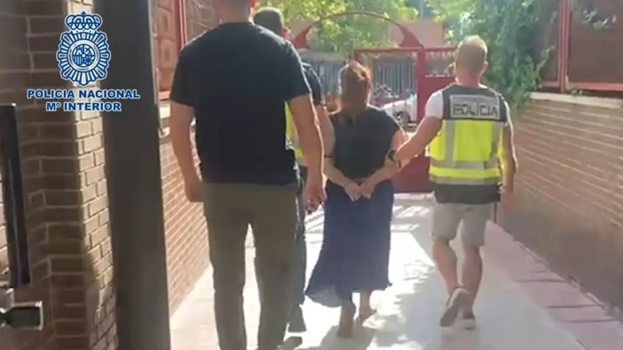 Archivo - La Polic&iacute;a Nacional ha detenido a una mujer por vender certificados falsos de test PCR que facilitaban viajes al extranjero