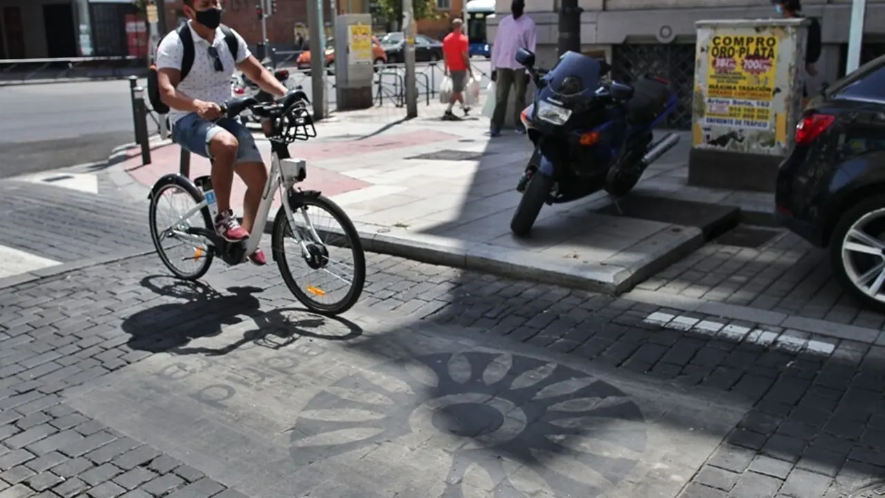 Archivo - Una bici al lado del distintivo de Madrid Central  