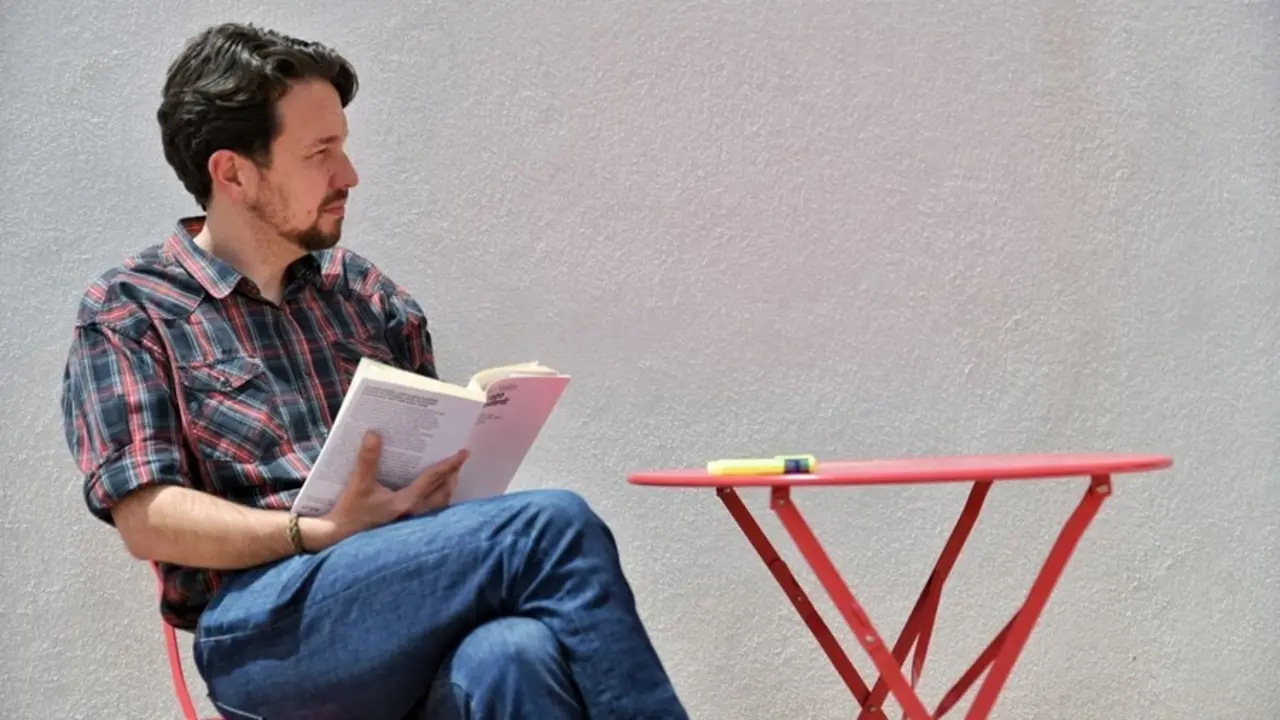 Archivo - El exsecretario general de Podemos, Pablo Iglesias, lee un libro tras cortarse el pelo y dejar atr&aacute;s su ic&oacute;nica coleta.