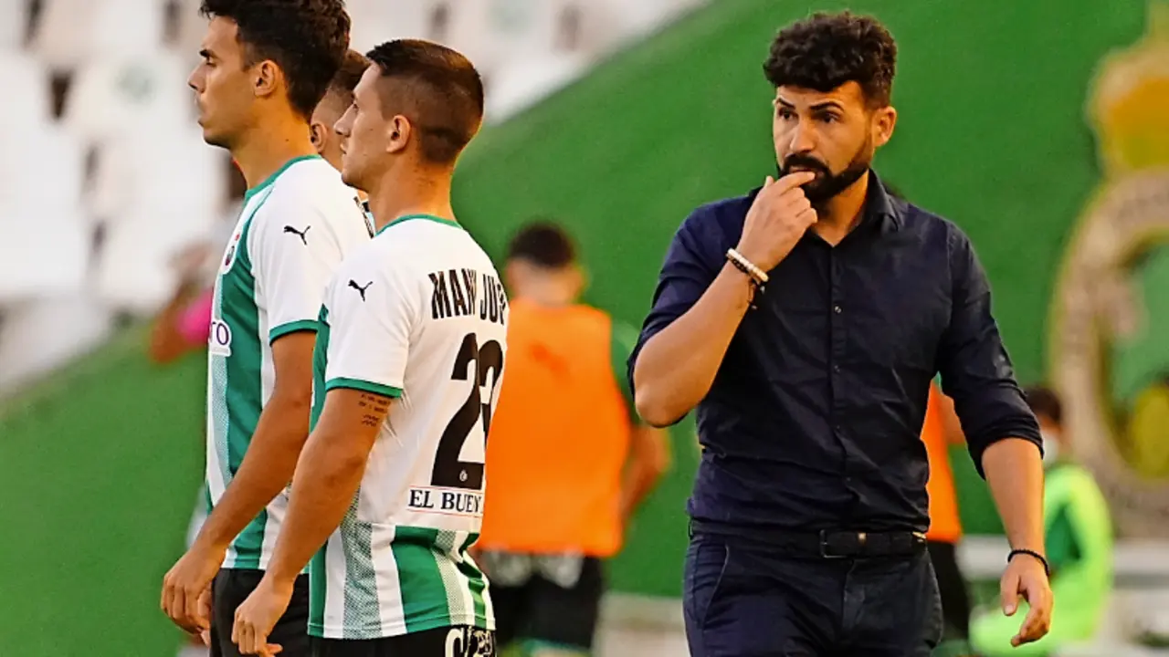 Fern&aacute;ndez Romo justo antes de que Manu y Borja Dom&iacute;nguez entraran al terreno de juego. / Hardy