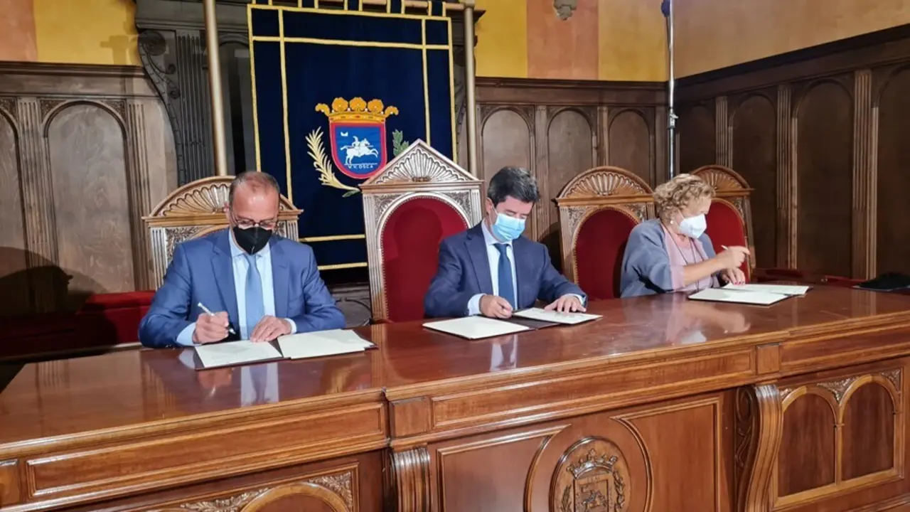 El consejero de Educaci&oacute;n, Felipe Faci, suscribe el convenio de colaboraci&oacute;n con Ayuntamiento de Huesca y CSIC para realizar actividades conjuntas en torno a la figura de Ram&oacute;n y Cajal.