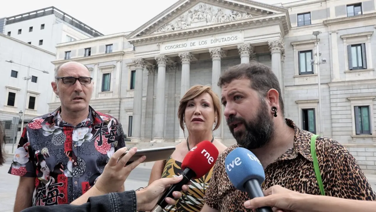 El presidente del Observatorio Contra la Homofobia de Catalu&ntilde;a, Eugeni Rodr&iacute;guez; la presidenta de la Plataforma Trans, Mar Cambroll&eacute;; y el representante del Observatorio Contra la LGTBI+fobia de Vitoria-Gasteiz, Amets Mart&iacute;nez delante del Congreso.