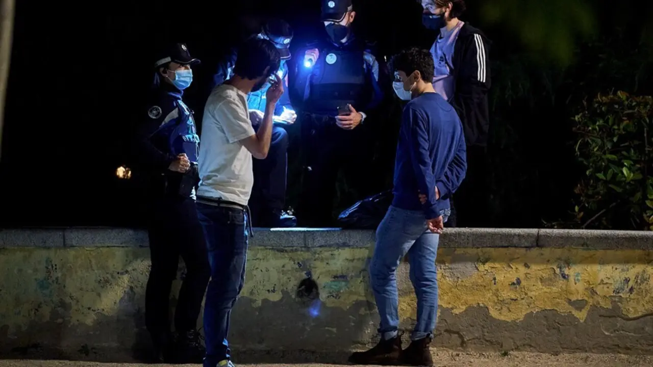 Archivo - La Polic&iacute;a Municipal de Madrid identifica a dos j&oacute;venes en en el Parque de las Vistillas