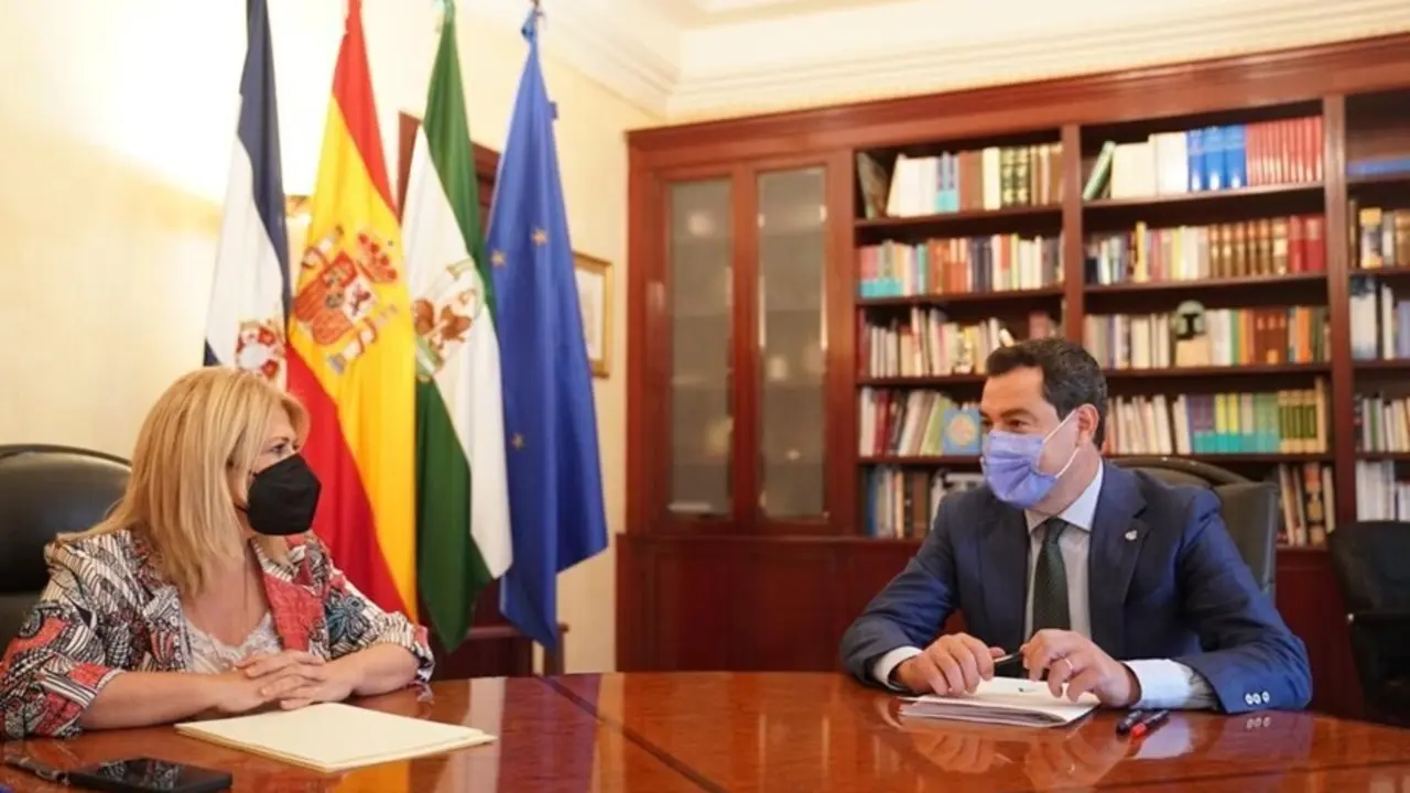 Juanma Moreno con la alcaldesa de Jerez en el Ayuntamiento jerezano