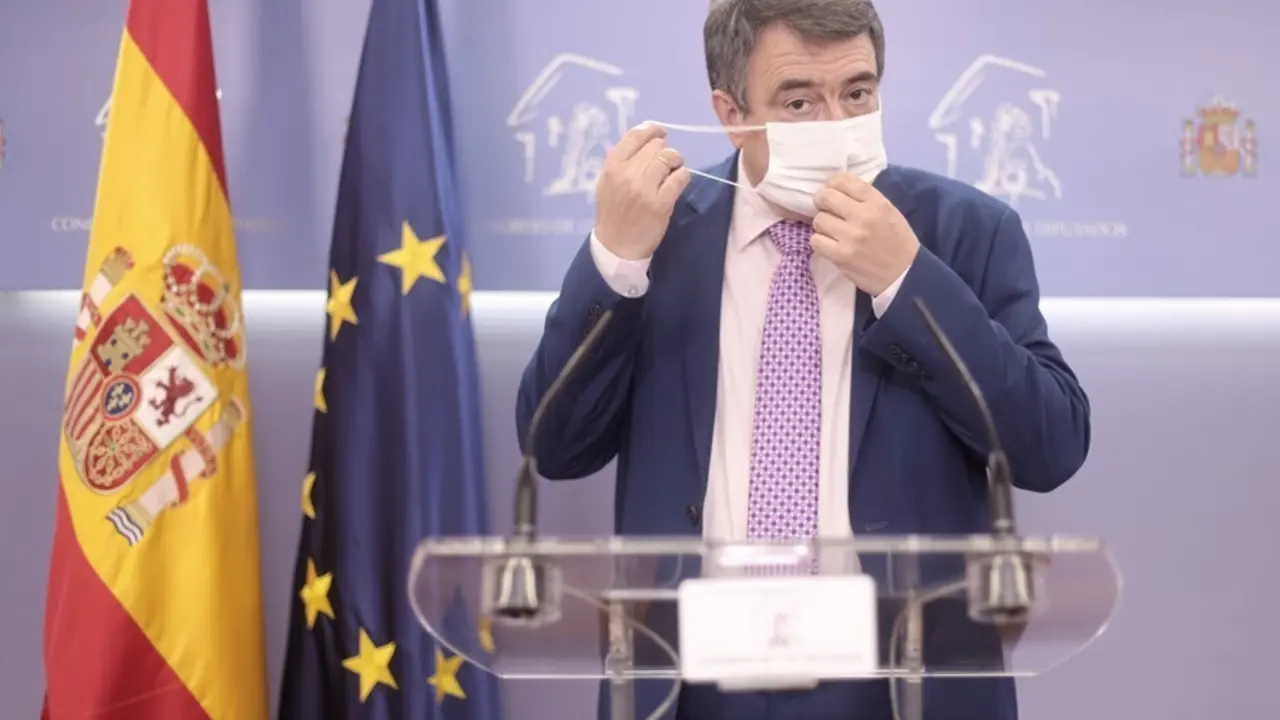 Archivo - El portavoz del PNV en el Congreso, Aitor Esteban, se quita la mascarilla para intervenir en una rueda de prensa 