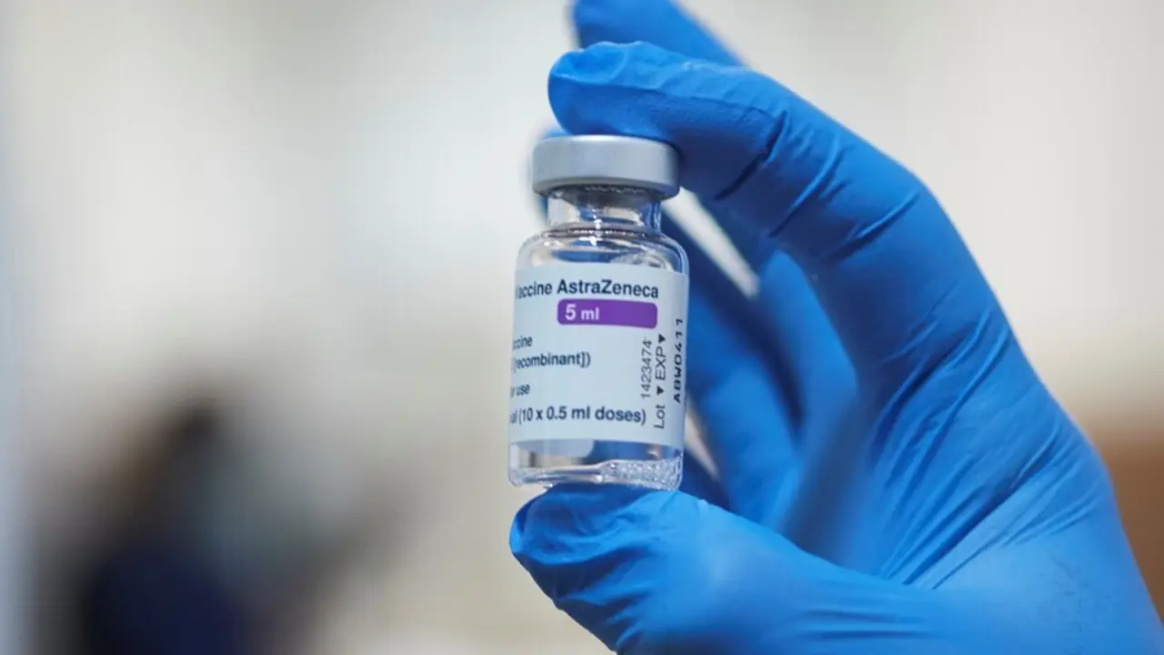 Archivo - Vial de la vacuna de AstraZeneca