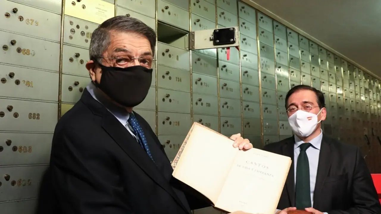 El escritor nicarag&uuml;ense Sergio Ram&iacute;rez  y el ministro de Asuntos Exteriores, Uni&oacute;n Europea y Cooperaci&oacute;n, Jos&eacute; Manuel Albares, durante el acto de entrega del Legado de Rub&eacute;n Dar&iacute;o en la Caja de las Letras del Instituto Cervantes,