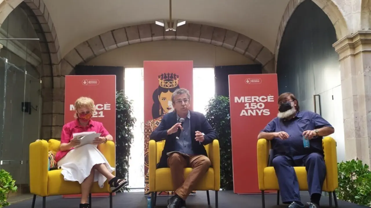 El teniente de alcalde, Jordi Mart&iacute;, durante la presentaci&oacute;n de la programaci&oacute;n del MAC y los actos de cultura popular, acompa&ntilde;ado de la directora art&iacute;stica del MAC, Marta Almirall, y el director de los actos tradicionales de la Merc&egrave;, Xavier Cordom&iacute;.