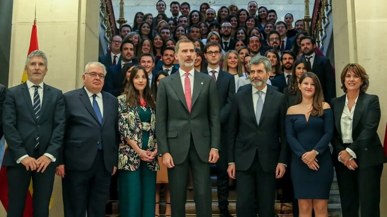 Archivo - El rey Fellipe VI (4i), el presidente del Tribunal Supremo y del Consejo General del Poder Judicial, Carlos Lemes (5i), el ministro de Inerior, Fernando Grande-Marlaska (1i) y la ministra de Justicia (1d) posan con los nuevos jueces. 