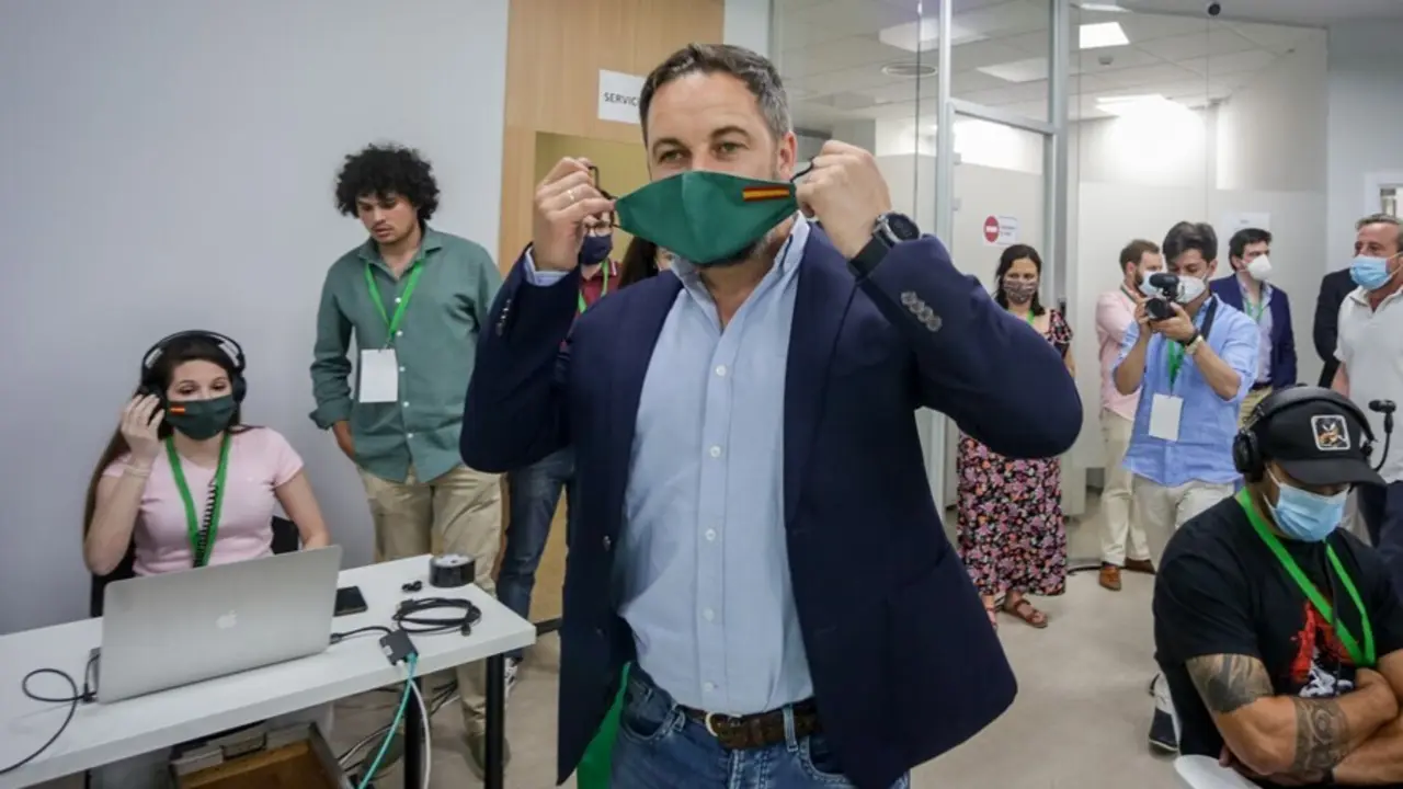 Archivo - El presidente de Vox, Santiago Abascal, se quita la mascarilla antes de una rueda de prensa