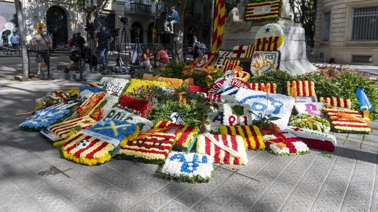 Ofrenda ante el monumento de Rafael Casanova con motivo de la Diada, D&iacute;a de Catalu&ntilde;a, a 11 de septiembre de 2021, en Barcelona, Catalunya (Espa&ntilde;a). 
