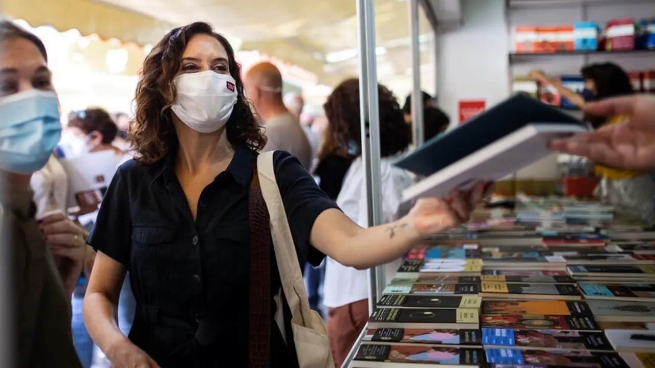 La presidenta de la Comunidad de Madrid, Isabel D&iacute;az Ayuso, durante una visita a la Feria del Libro de Madrid, en el Parque del Retiro, a 11 de septiembre de 2021, en Madrid (Espa&ntilde;a). 