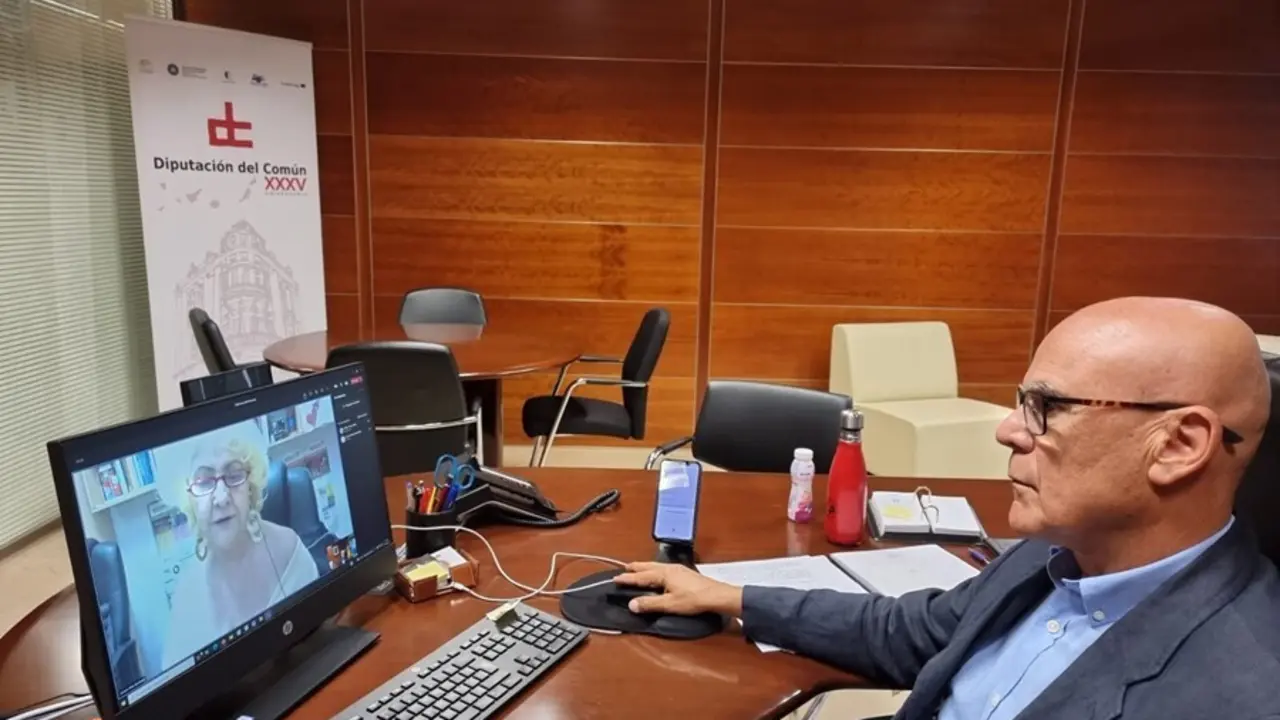 El Diputado del Com&uacute;n, Rafael Yanes, en una reuni&oacute;n por videoconferencia con la presidenta de la asociaci&oacute;n Defensor del Paciente, Carmen Flores