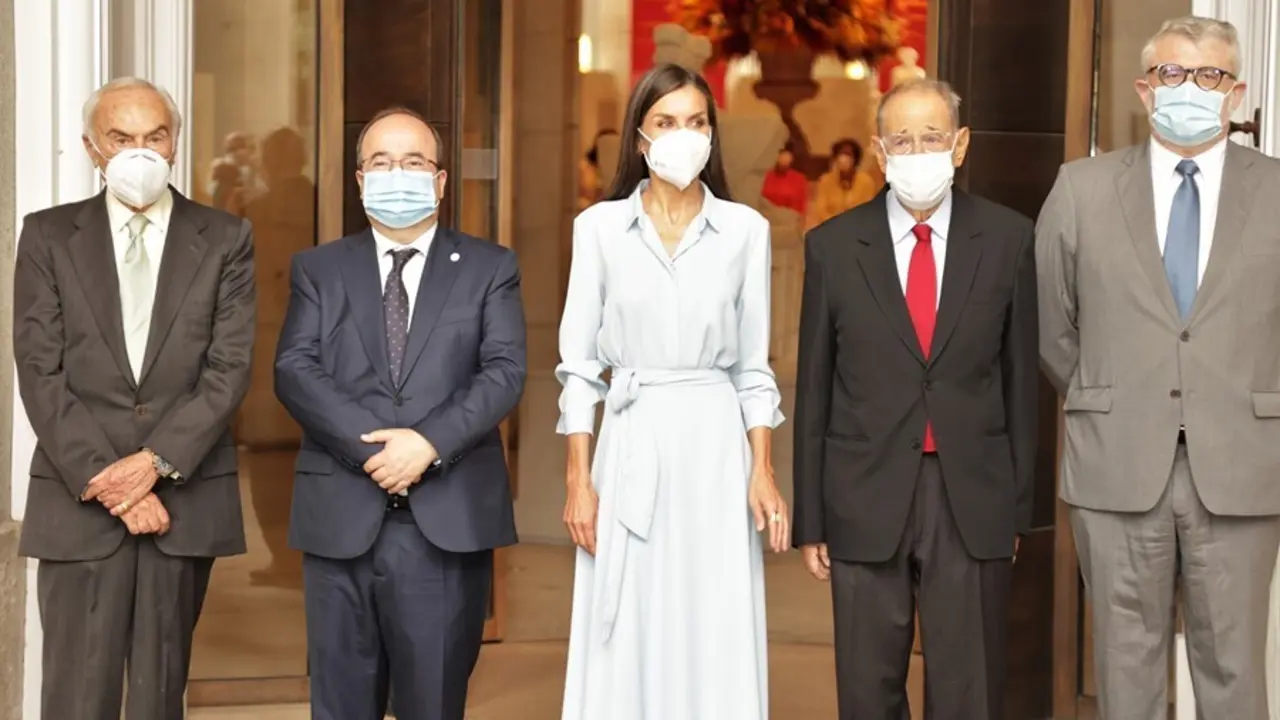 (I-D) Carlos Zurita, Miquel Iceta, la Reina Letizia, Javier Solana y Miguel Falomir Faus posan a su llegada a la inauguraci&oacute;n de la exposici&oacute;n "Cuarenta a&ntilde;os de amistad. Donaciones de la Fundaci&oacute;n Amigos del Museo del Prado" 