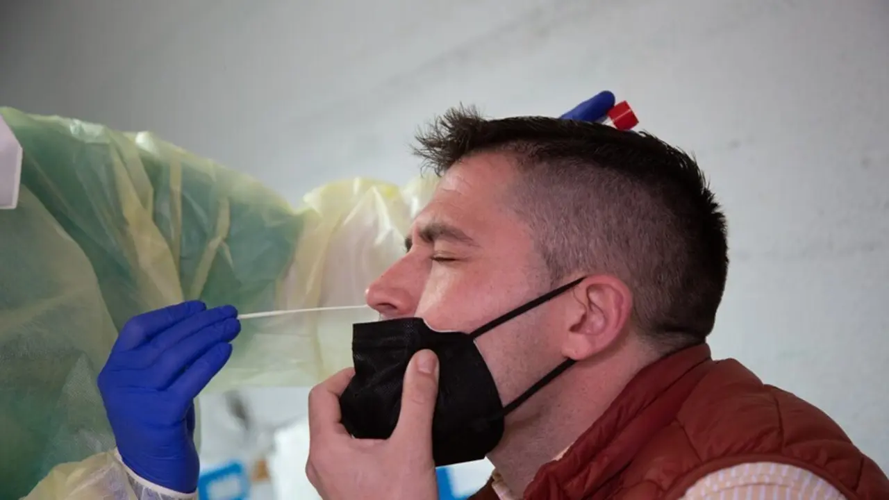 Archivo - Una sanitaria realiza un test de ant&iacute;genos o una PCR a un hombre, en un dispositivo de cribado masivo instalado en el Hospital Perpetuo Socorro, en Badajoz, Extremadura (Espa&ntilde;a), a 1 de abril de 2021. Este mi&eacute;rcoles ha comenzado la segunda fase 