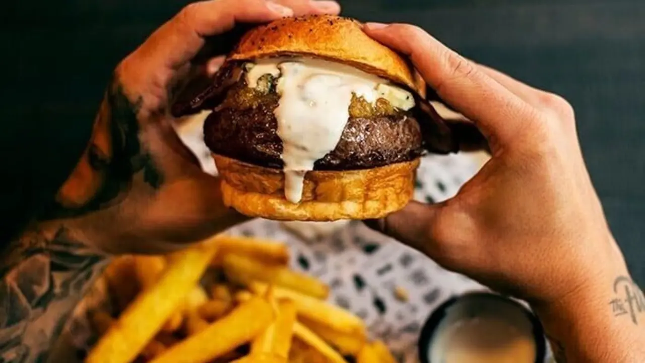 Hamburguesas con carne cocinada a la brasa