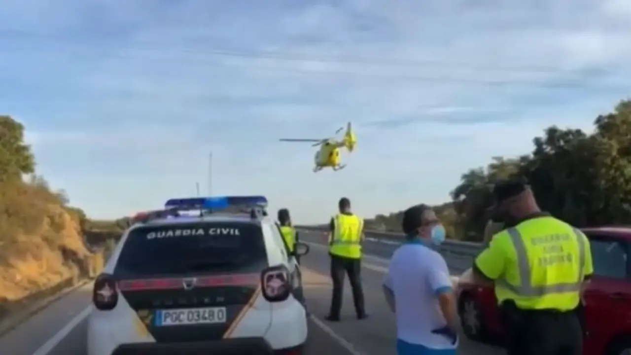Trasladan a una mujer en estado grave al 12 de Octubre tras haber sufrido un accidente de tr&aacute;fico.