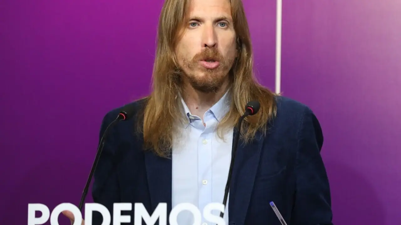 El coportavoz de Podemos y coordinador de la formaci&oacute;n en Castilla y Le&oacute;n, Pablo Fern&aacute;ndez, ofrece una rueda de prensa en la sede del partido, a 13 de septiembre de 2021, en Madrid (Espa&ntilde;a). 