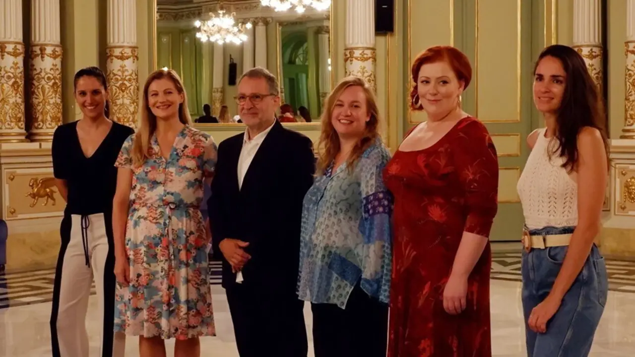 La cantante de &oacute;pera Sara Blanch, junto a la soprano Johanni van Oostrum; el director musical del Liceu, Josep Pons; la repositora Eloise Lally; la soprano Miina-Liisa V&auml;rel&auml; y la cantante de &oacute;pera Elena Sancho.