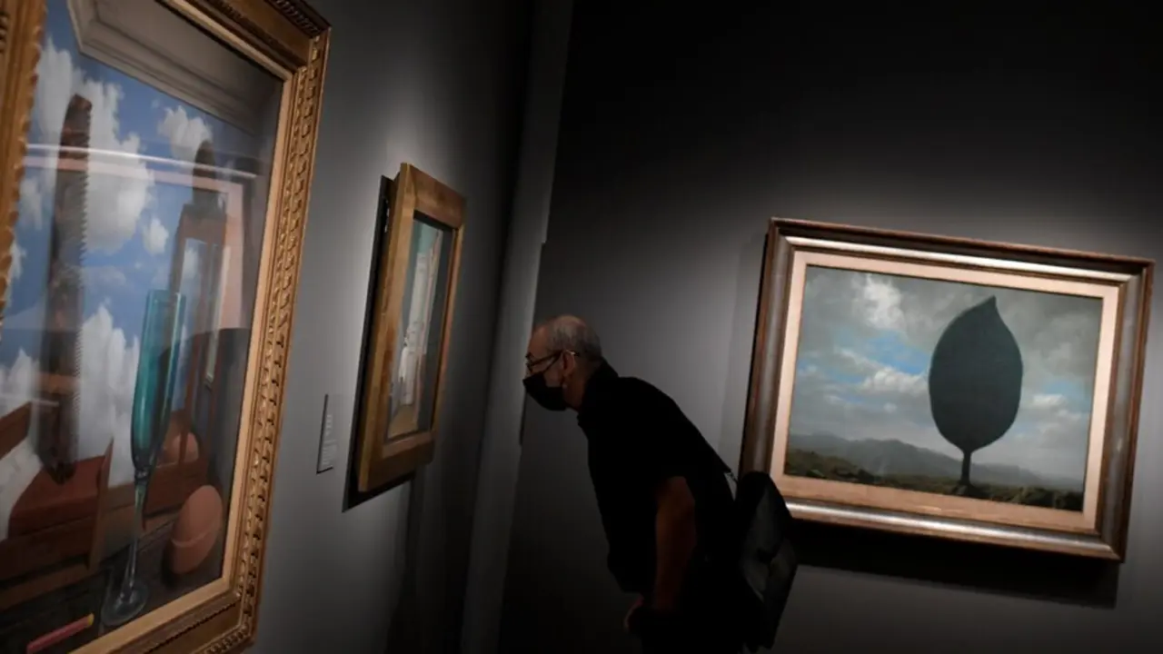 Una persona observa una de las obras de la exposici&oacute;n &lsquo;La m&aacute;quina de Magritte&rsquo; en el Museo Nacional Thyssen-Bornemisza