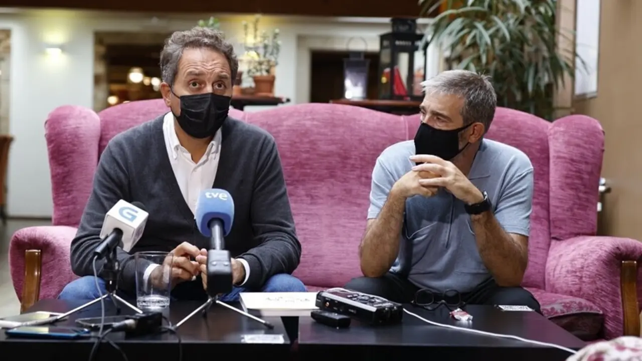 O escritor Domingo Villar no encontro cos xornalistas xunto ao director da Selic, Camilo Franco, este luns pola ma&ntilde;&aacute;