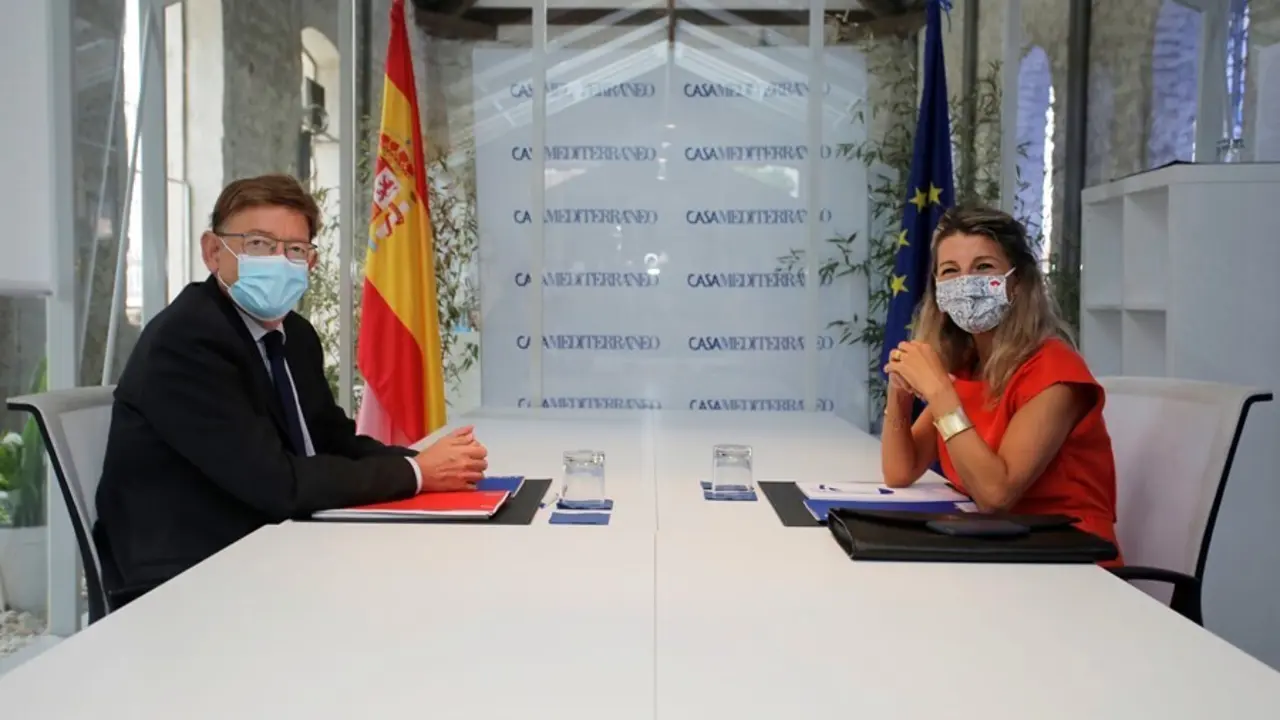El president de la Generalitat valenciana, Ximo Puig, y la vicepresidenta segunda y ministra de Trabajo y Econom&iacute;a Social  Yolanda D&iacute;az, posan a la c&aacute;mara durante una reuni&oacute;n en el Sede Casa Mediterr&aacute;neo