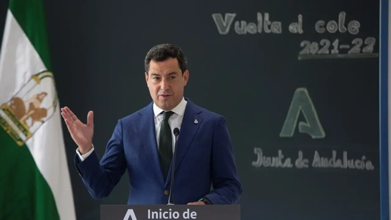 El presidente de la Junta de Andaluc&iacute;a, Juanma Moreno, durante su intervenci&oacute;n  en la inauguraci&oacute;n del nuevo colegio de Educaci&oacute;n Infantil y Primaria Al-&Aacute;ndalus coincidiendo con el inicio del curso escolar 2021-2022, en Utrera (Sevilla).