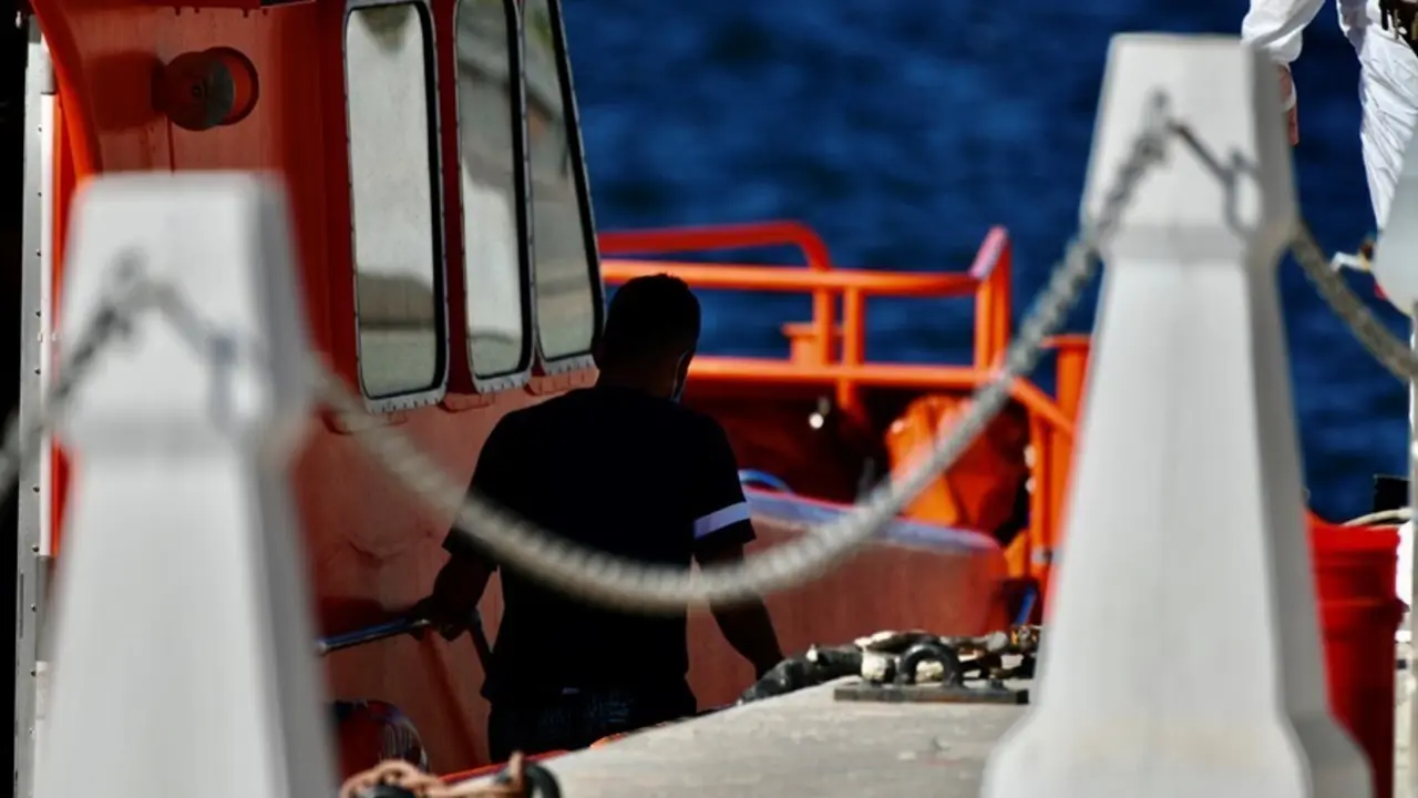Un migrante a bordo de una embaraci&oacute;n de Salvamento Mar&iacute;timo. 