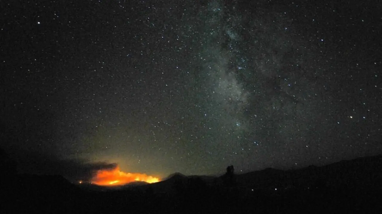 Vista del Dixie Fire desde el Allen Telescope Array en Hat Creek, Calfornia