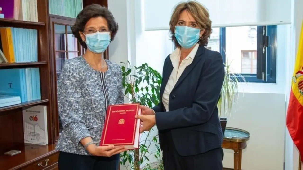 La fiscal general del Estado, Dolores Delgado (d), entrega la Memoria 2020 a la presidenta del Tribunal de Cuentas, Mar&iacute;a Jos&eacute; de la Fuente (izq).