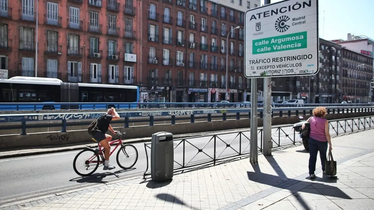 Archivo - Autob&uacute;s de EMT y bicicleta en las calles de Madrid. 