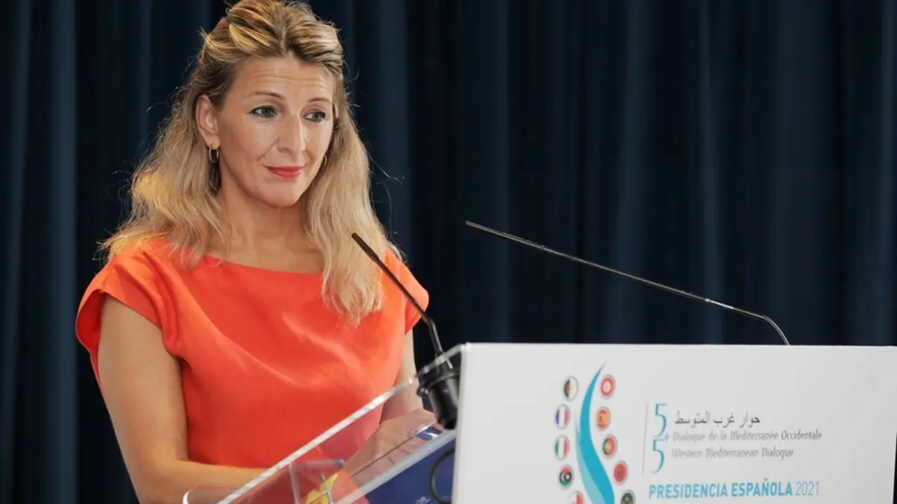 La vicepresidenta segunda y ministra de Trabajo y Econom&iacute;a Social  Yolanda D&iacute;az, responde a los medios tras una reuni&oacute;n en el Sede Casa Mediterr&aacute;neo, a 13 de septiembre de 2021, en Alicante, Comunidad Valenciana (Espa&ntilde;a). Puig y D&iacute;az mantienen una reuni&oacute;n